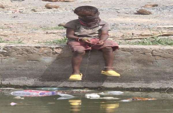 Kids catching fish in anasagar
