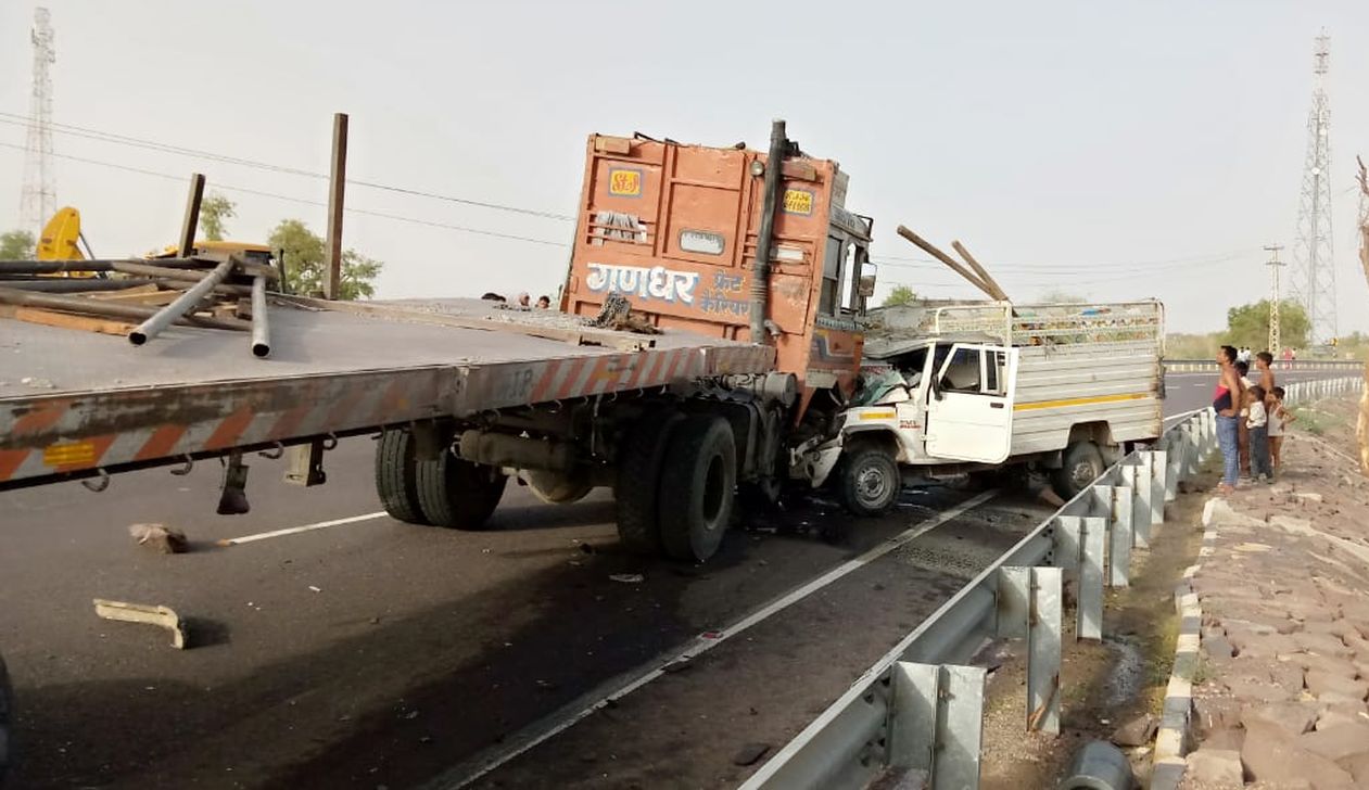 Pickup-trailer clash, one killed and half dozen injured