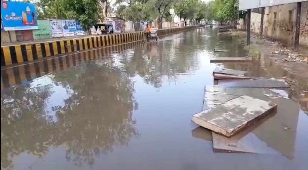 In the city, only 20 mm rainfall has caused floods, the system of drainage fails