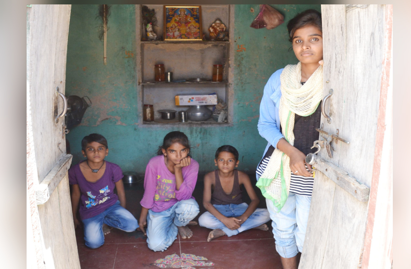 खुद के घर से जबरन बाहर निकालने और अपहरण के डर के कारण चार मासूम बच्चों ने अपने आप को चार घंटे कमरे में कैद कर लिया। चारों के माता-पिता दोनों घर पर नहीं होने के कारण दबंगों ने बच्चों को डराया-धमकाया।
