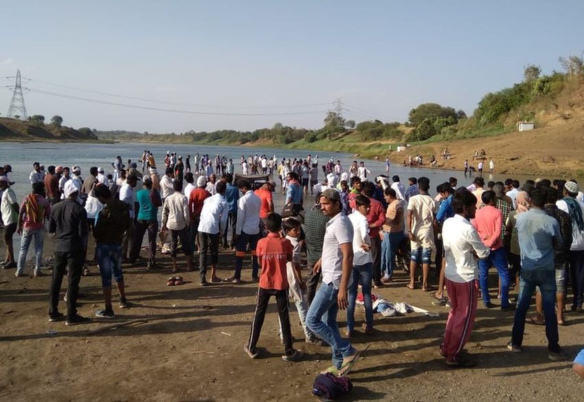 One of two youths wathing in Narmada found dead, second look continued