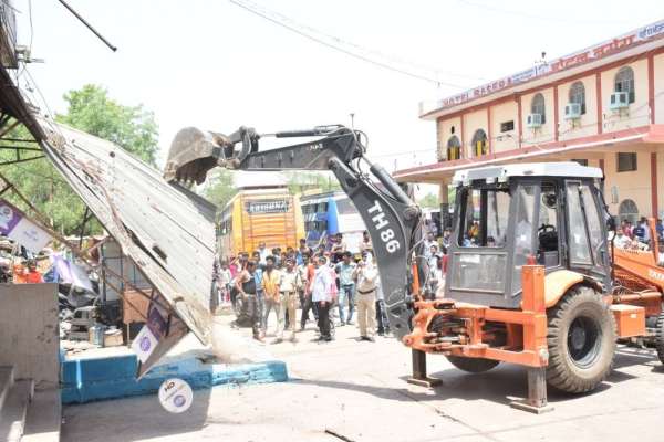 बस स्टैंड हुआ अतिक्रमण मुक्त, देखिए पहले और अब की तस्वीर