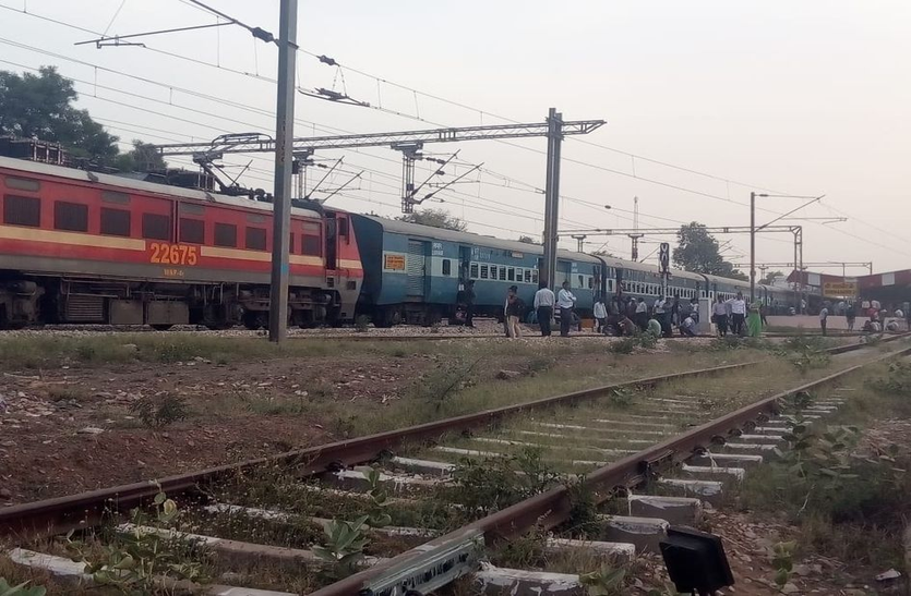 In the Express Train, passengers injured in two trains, two injured