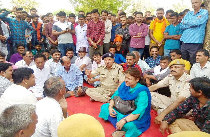 शहर के राजपूत छात्रावास में समाज के लोगों ने लापता नाबालिग लडक़ी के मामले में उपखण्ड कार्यालय के घेराव करने के लिए बैठक की।