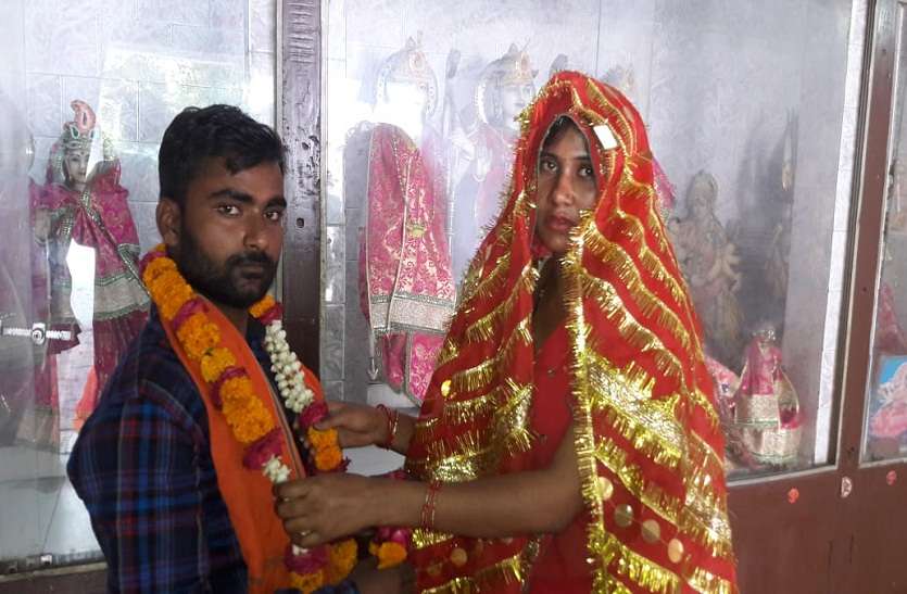 PHOTOS: तलाक पीड़ित रेशमा ने मंदिर में किया विवाह