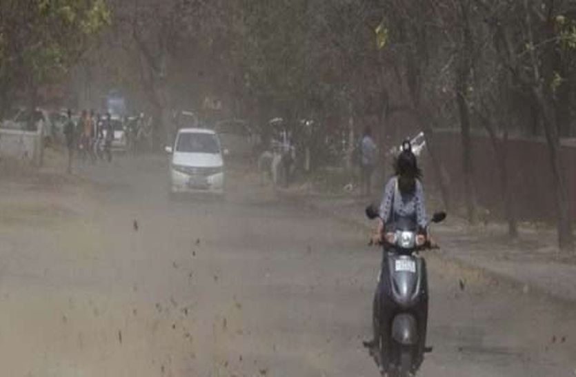 सीकर जिले में एक बार फिर मौसम अचानक पलट गया और धूलभरी आंधी के बाद तेज बरसात का दौर शुरू हो गया। जिले के कई स्थानों पर तेज हवाओं के साथ बारिश शुरू हुई।