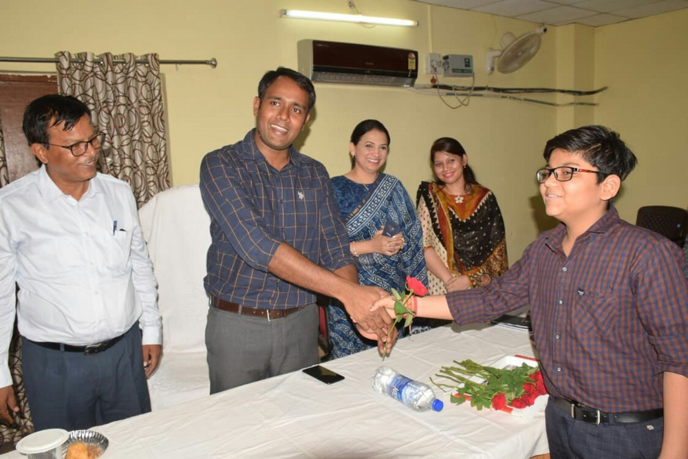 Incubator distributed roses to children