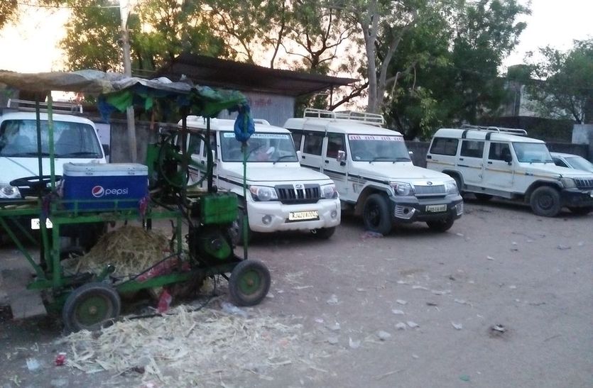 कस्बे के बीचोंबीच अवैध जीप स्टैण्ड