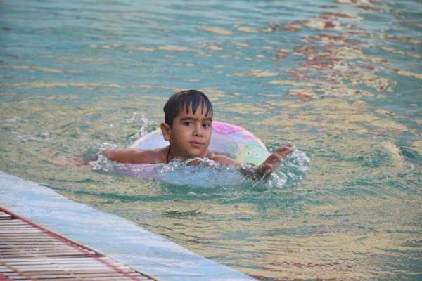 बच्चों ने स्विमिंग पूल में जमकर की मस्ती, देखें फोटो में