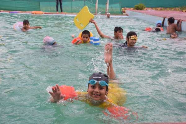 बच्चों ने स्विमिंग पूल में जमकर की मस्ती, देखें फोटो में
