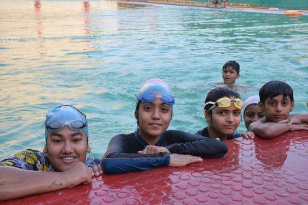 बच्चों ने स्विमिंग पूल में जमकर की मस्ती, देखें फोटो में