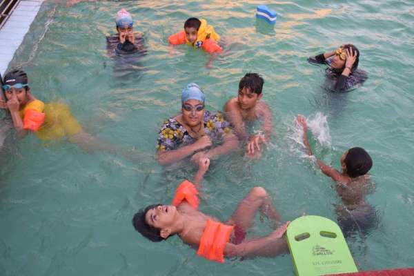 बच्चों ने स्विमिंग पूल में जमकर की मस्ती, देखें फोटो में