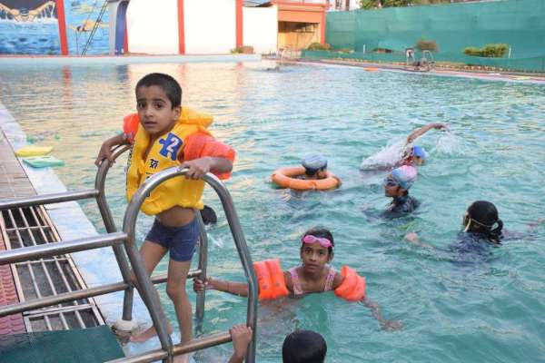 बच्चों ने स्विमिंग पूल में जमकर की मस्ती, देखें फोटो में