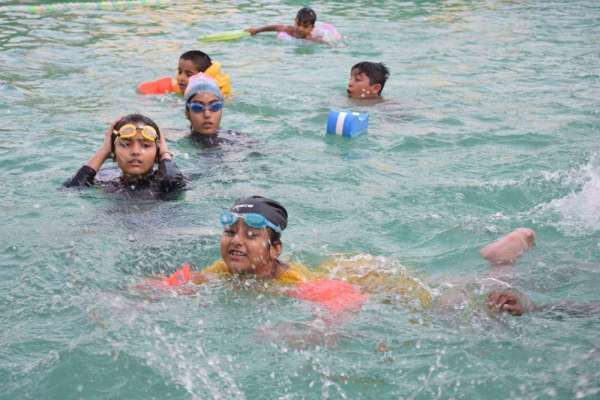 बच्चों ने स्विमिंग पूल में जमकर की मस्ती, देखें फोटो में