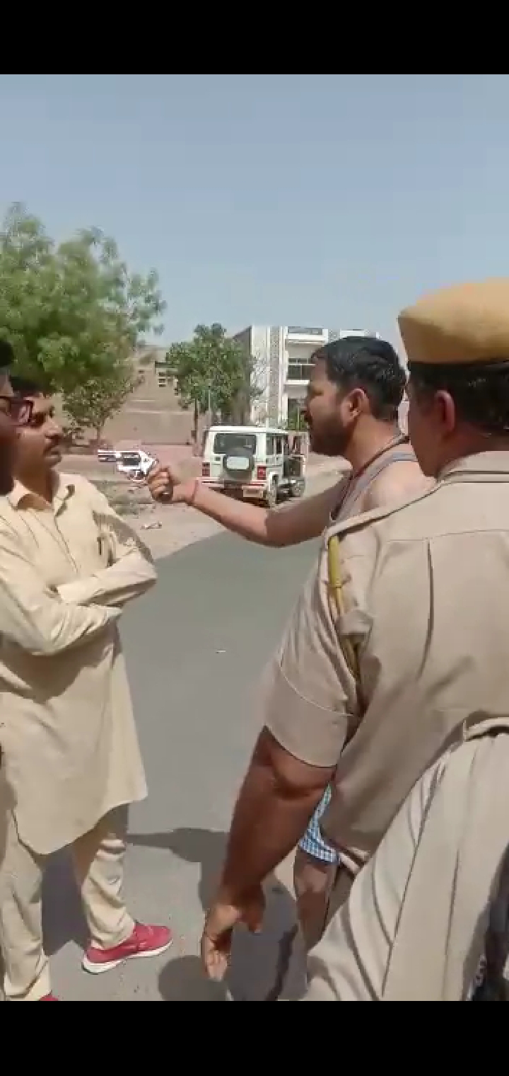 bikaner- Controversy in both sides, scared by showing pistols