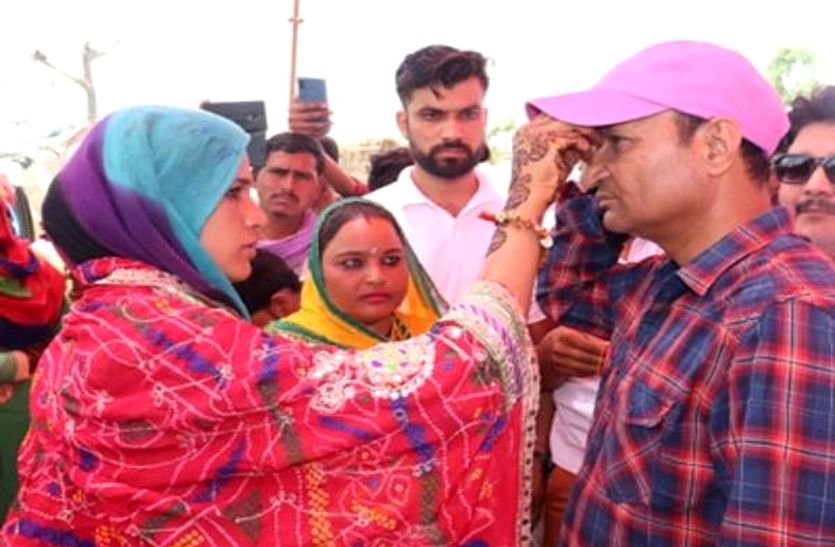 राजस्थान के चूरू में एक बिन मां की बेटी की शादी में सोशल मीडिया वाले 50 भाई भात लेकर पहुंचे। इनमें राजस्थानी के मशहूर कॉमेडियन मुरारी लाल पारीक गोगासर भी शामिल हुए।