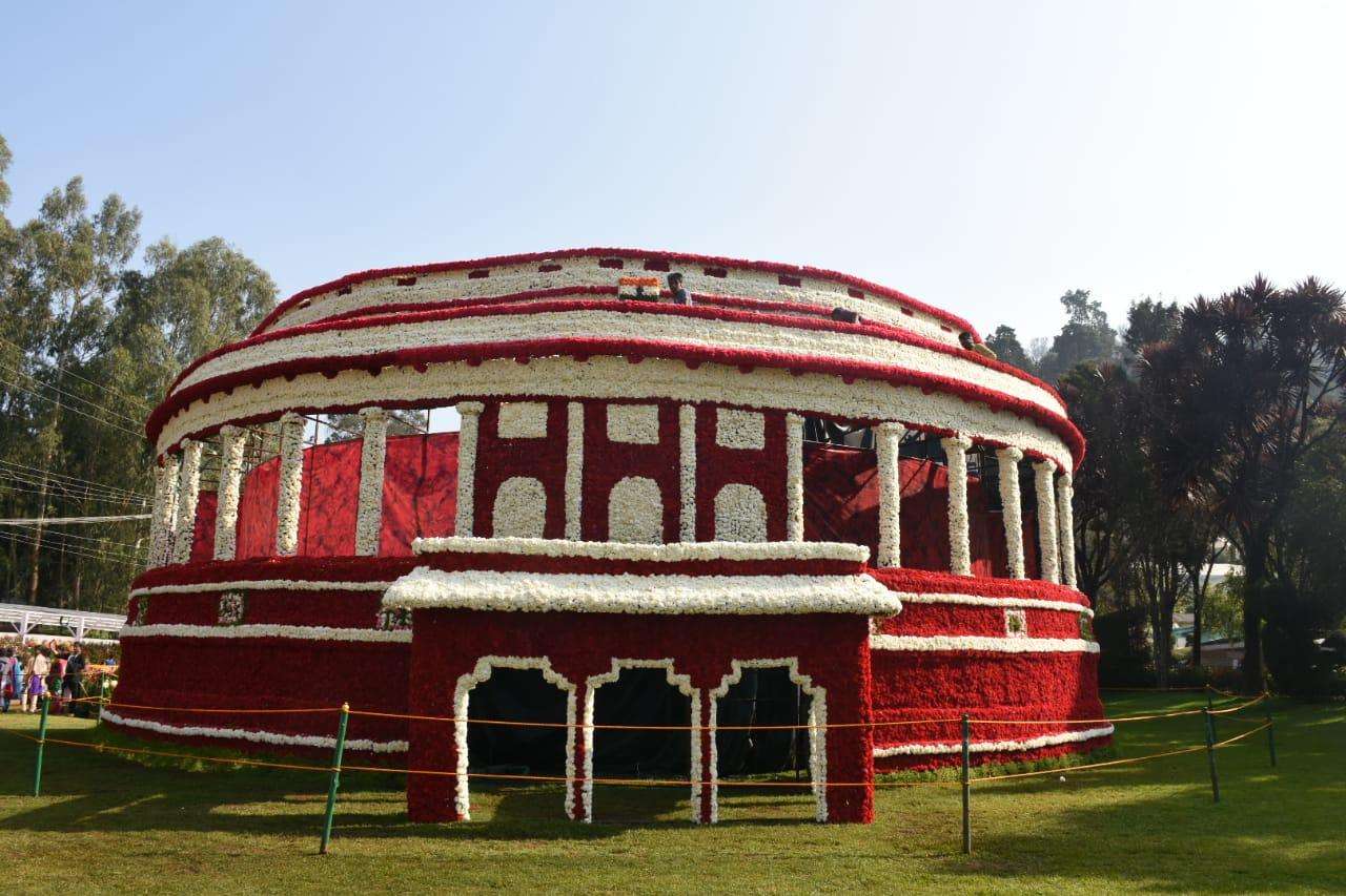 PICS में देखिए ऊटी पुष्प प्रदर्शनी की छटा: 1.25 लाख फूलों से बनी संसद भवन की
प्रतिकृति
