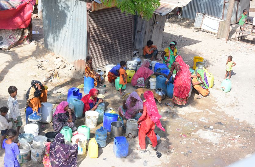 water problem in slum arey