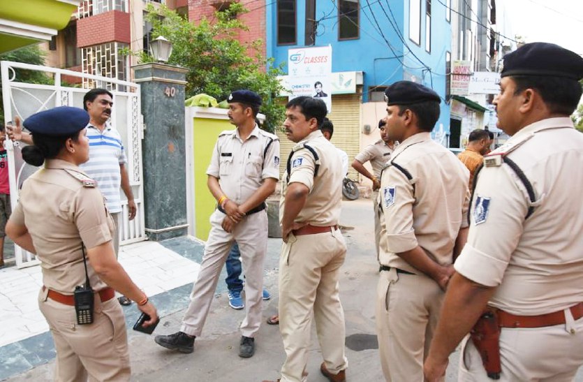police searching girls hostel in gwalior