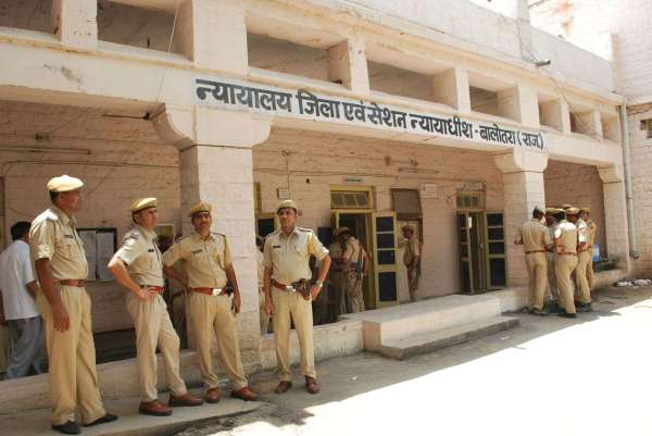 कड़ी सुरक्षा के बीच कुख्यात तस्कर को किया न्यायालय में पेश