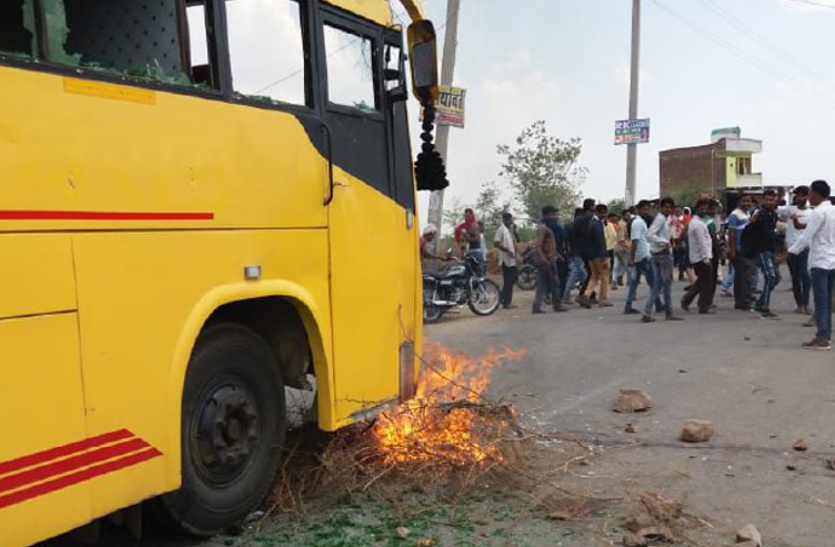 बस की टक्कर से बाइक सवार युवक का सिर धड़ से अलग, 10 फीट दूर जा गिरा सिर, लोगों ने बस को लगाई आग