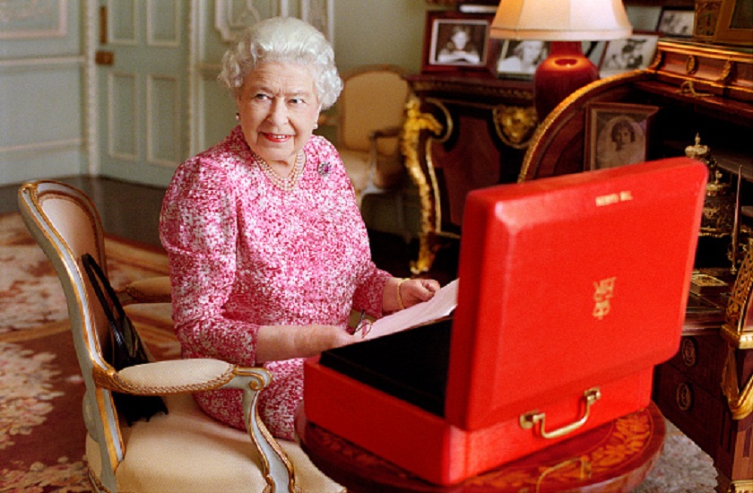 Queen Elizabeth is looking for social media manager know about salary