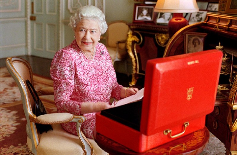 Queen Elizabeth is looking for social media manager know about salary