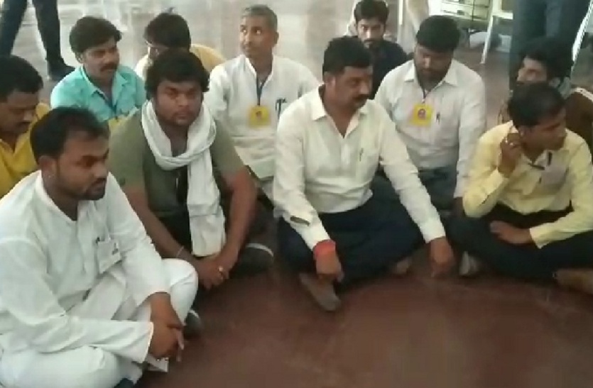 BIG News: झालावाड़ में हाई वोल्टेज सियासी ड्रामा: कांग्रेस प्रत्याशी धरने पर बैठे, प्रशासन को दे डाली आंदोलन की चेतावनी