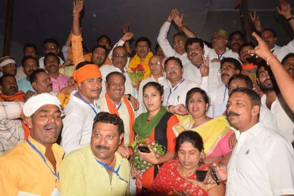 सतना में गणेश सिंह के सांसद बनते ही कुछ इस तरह लोगों ने किया खुशी का इजहार, देखें फोटो में