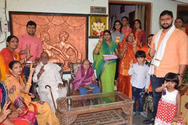 सतना में गणेश सिंह के सांसद बनते ही कुछ इस तरह लोगों ने किया खुशी का इजहार, देखें फोटो में