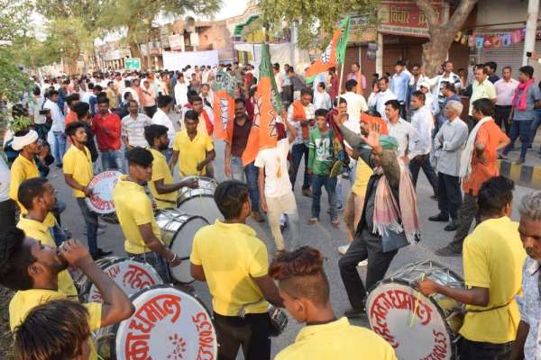 सतना में गणेश सिंह के सांसद बनते ही कुछ इस तरह लोगों ने किया खुशी का इजहार, देखें फोटो में