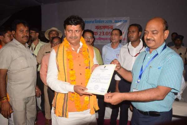 सतना में गणेश सिंह के सांसद बनते ही कुछ इस तरह लोगों ने किया खुशी का इजहार, देखें फोटो में