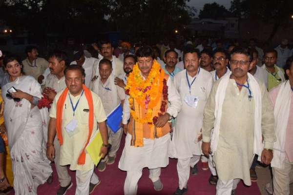 सतना में गणेश सिंह के सांसद बनते ही कुछ इस तरह लोगों ने किया खुशी का इजहार, देखें फोटो में