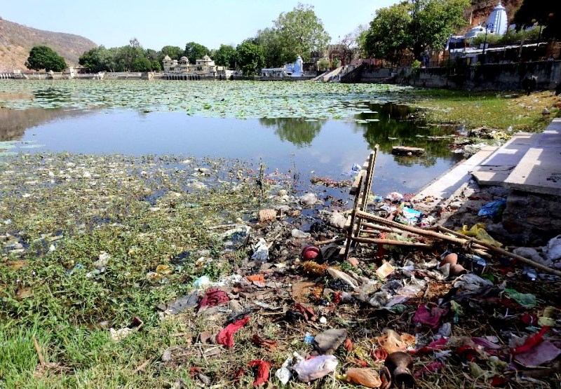 sarankshan ke abhaav mein astitv khotee aitihaasik jheelen, jimmedaar