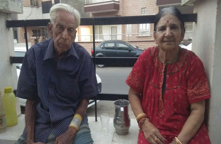 Robbery with retd. flying leftinent and his wife