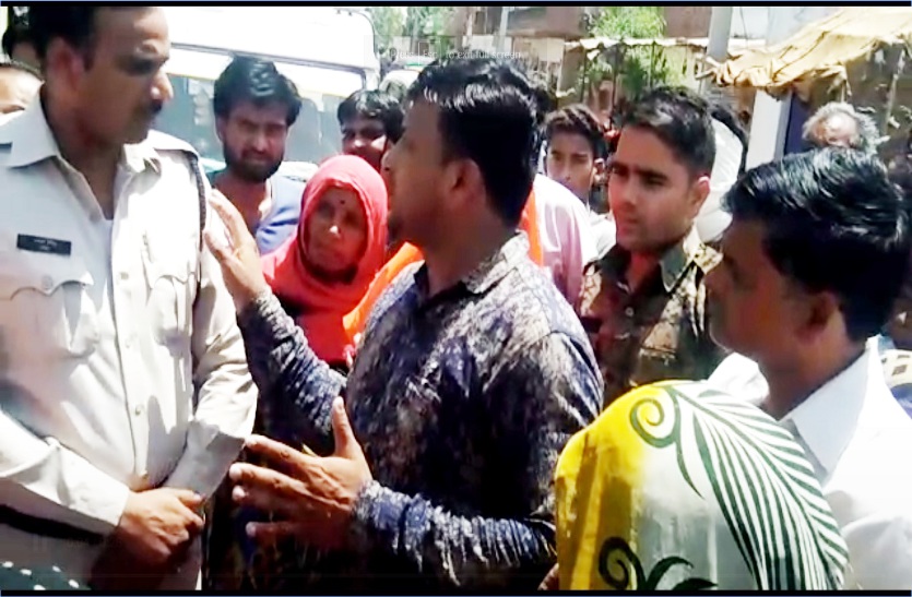 women in shivpuri district protest for water in pichore