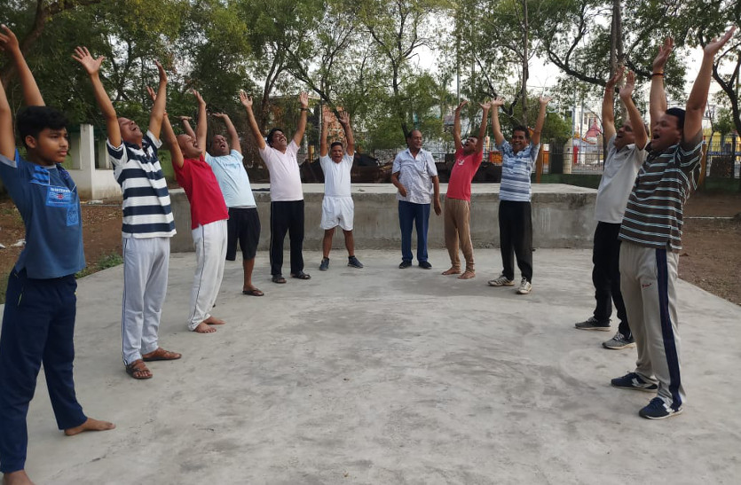 पत्रिका हमराह : केंद्रीय विद्यालय के आयुश ने गार्डन में कराया योग, स्वस्थ रहने दिए गए टिप्स