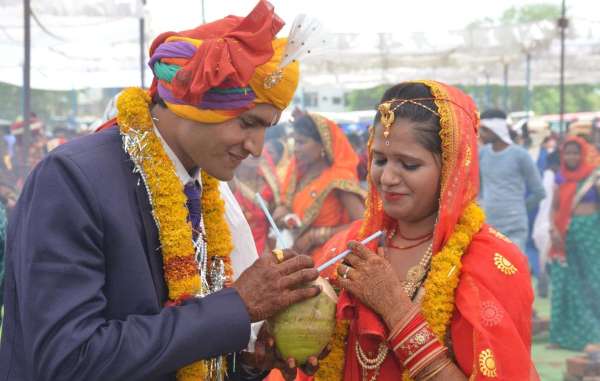 विवाह सम्पकन्ना होने के बाद दूल्हा दुल्हन ने गर्मी से रहत पाने कजे लिए नारियल पानी पिया 