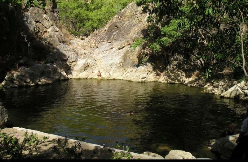 देसूरी अरावली में स्थित सूरजकुड़ में अनन्त गहराईयों तक अथाह पानी।