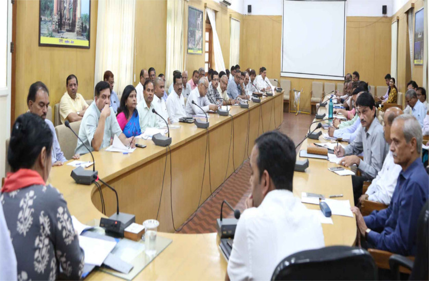 Talk to complainant on complaint at L1 level in CM Helpline