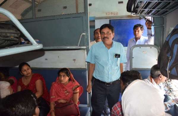 Ijjantnagar divisional DRM did inspection of railway stations