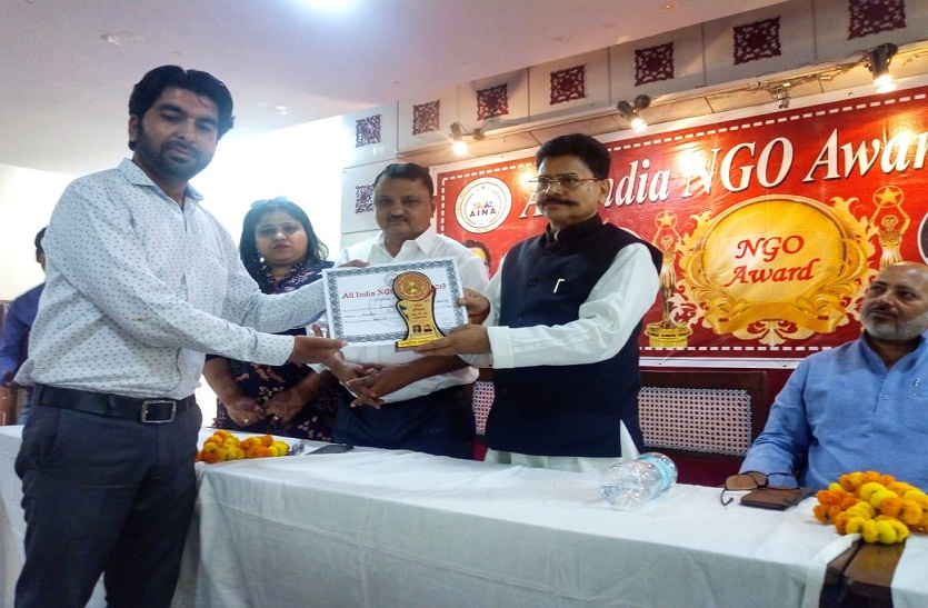 A teacher who instituted school bank honored in Varanasi