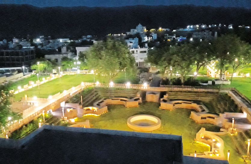 entry plaza in Pushkar evening