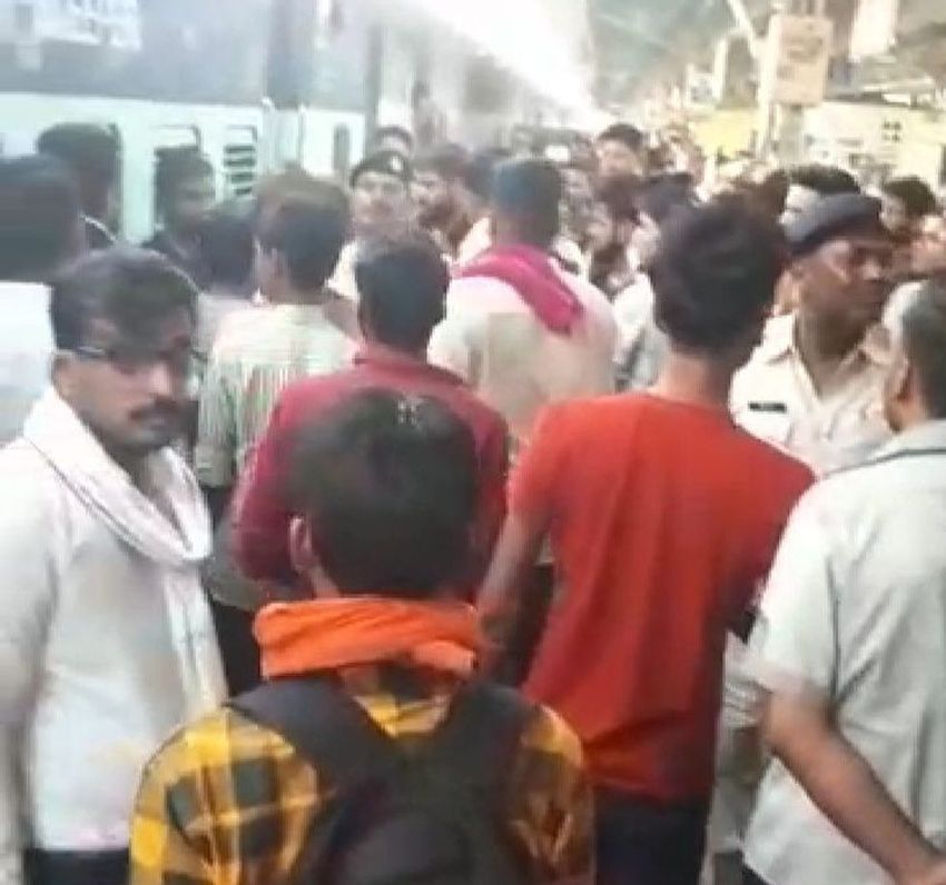 Unruly youth in Pune-Patna train
