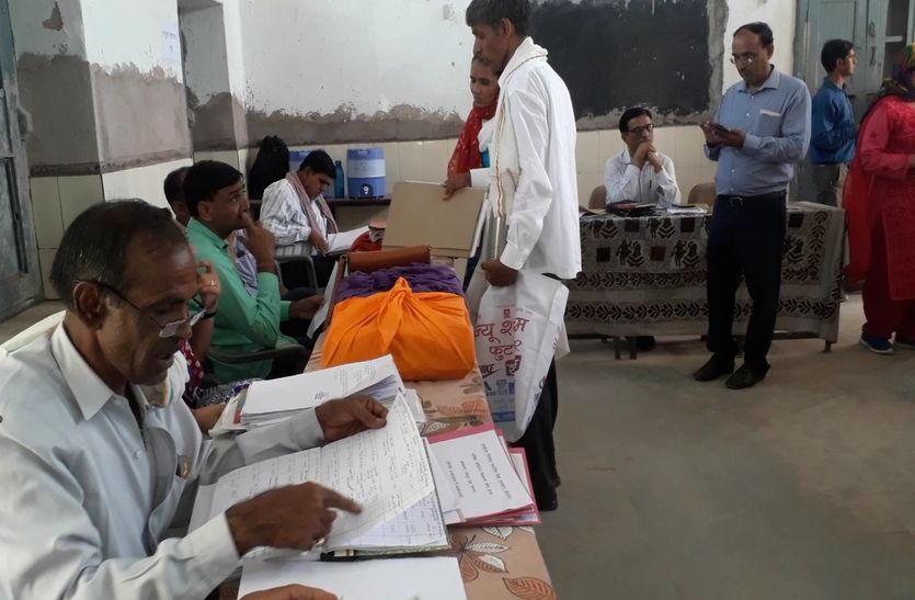 education news:परिवेदना निस्तारण के लिए शिविर में पहुंचे तीन संभाग के नौ जिलों के कार्मिक