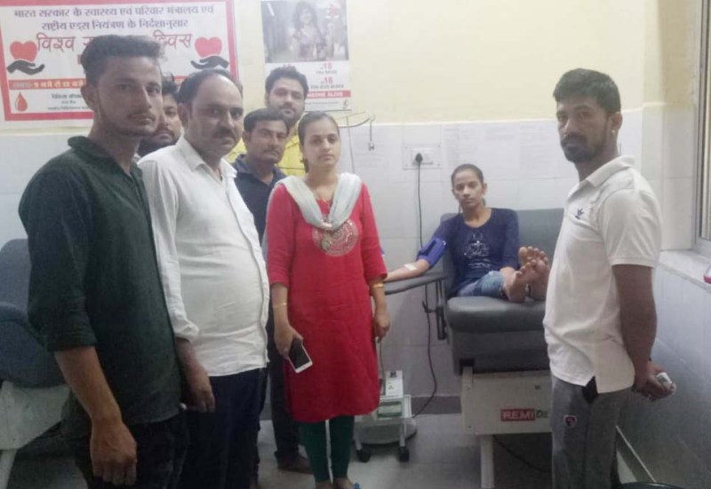फलोदी के राजकीय चिकित्सालय ब्लड बैंक में 21 युवाओं ने रक्तदान कर करवाया रक्त संग्रहण