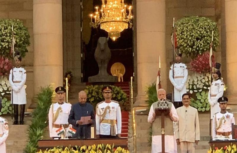 नरेंद्र मोदी शपथ लेते हुए