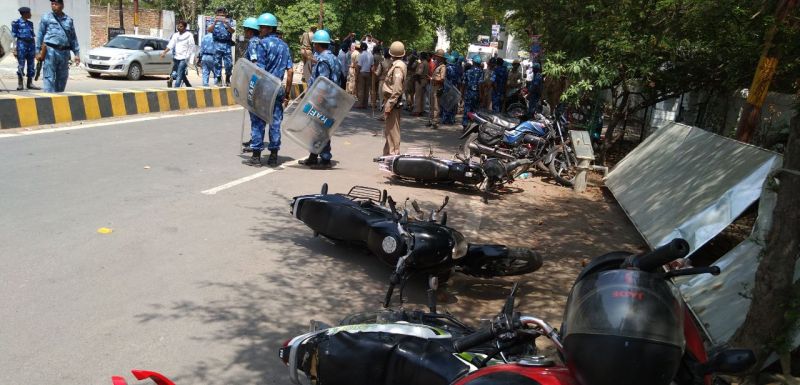 UPPSC : प्रयागराज में बवाल, सुरक्षा बलों से भिड़े प्रतियोगी छात्र, पथराव