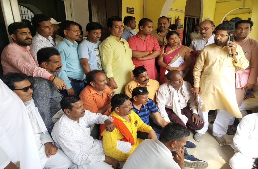 Deputy Mayor and councilors protest against Municipal Commissioner