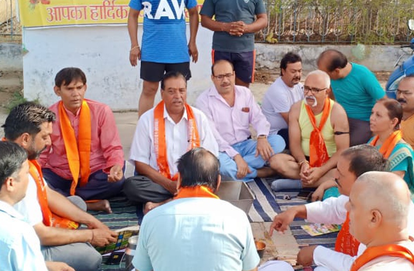 ऑक्सीजोन के लिए शहरवासियों ने किया हवन, पेड़ों को बचाने के लिए दिया पानी